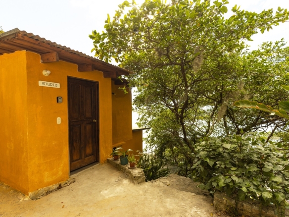 Lakefront apartment for rent with beautiful views